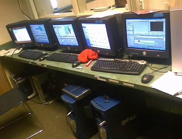 A row of computers on a desk

Description automatically generated