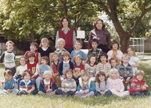 A group of children posing for a photo

Description automatically generated with medium confidence