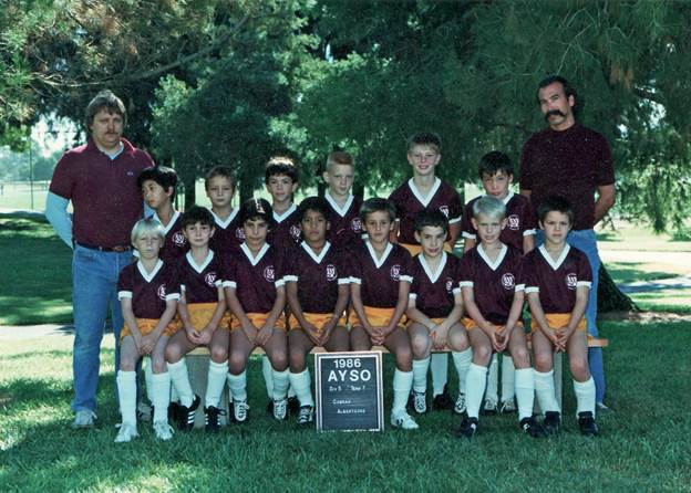 A group of people posing for a photo

Description automatically generated with medium confidence