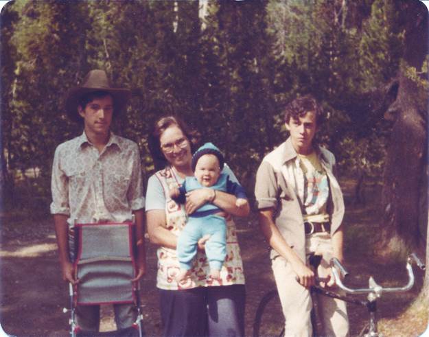 A group of people posing for a photo

Description automatically generated with medium confidence